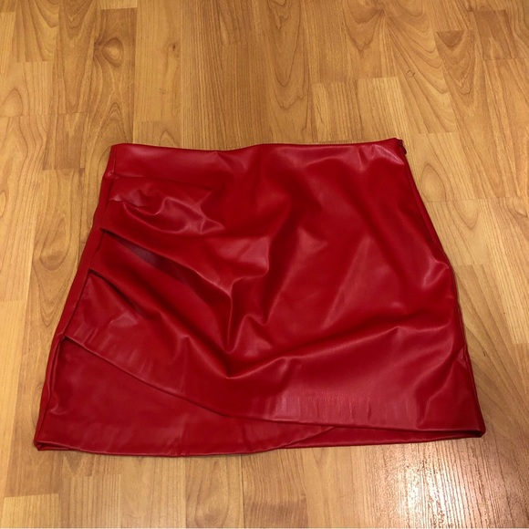 Red Faux leather miniskirt - Picture 2 of 7
